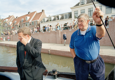 823616 Afbeelding van een nat geworden wethouder mr. J.H.C. van Zanen en oud-judoka en IOC-lid Anton Geesink op een ...